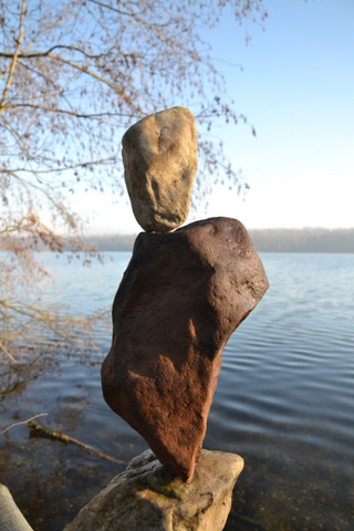 großer stein am See