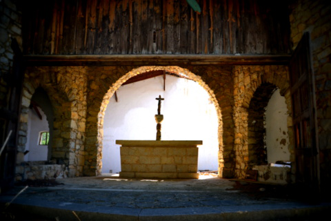 Steinkreuz auf dem Altar